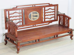  Vista frontale della panca coloniale indiana in legno di teak con schienale girevole.