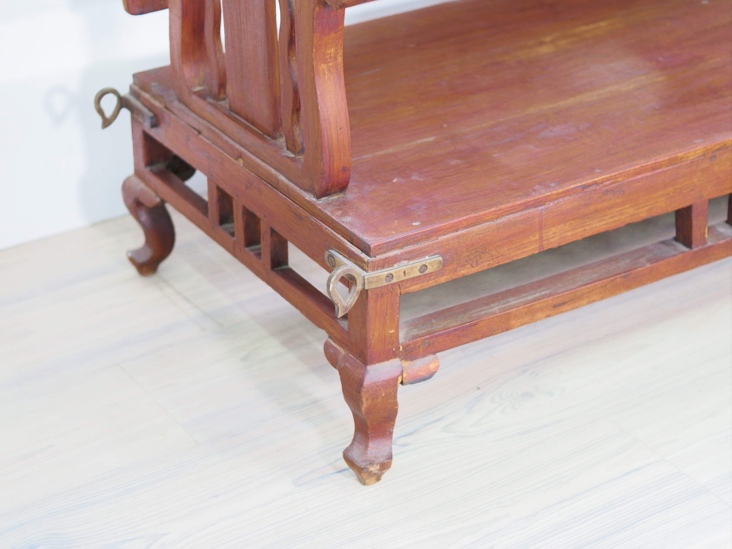 Dettaglio del meccanismo di aggancio laterale che permette la rotazione dello schienale.