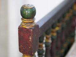 Primo piano della patina originale del teak e delle sfumature cromatiche della verniciatura.