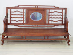 Vista frontale della panca coloniale indiana in legno di teak con schienale girevole.