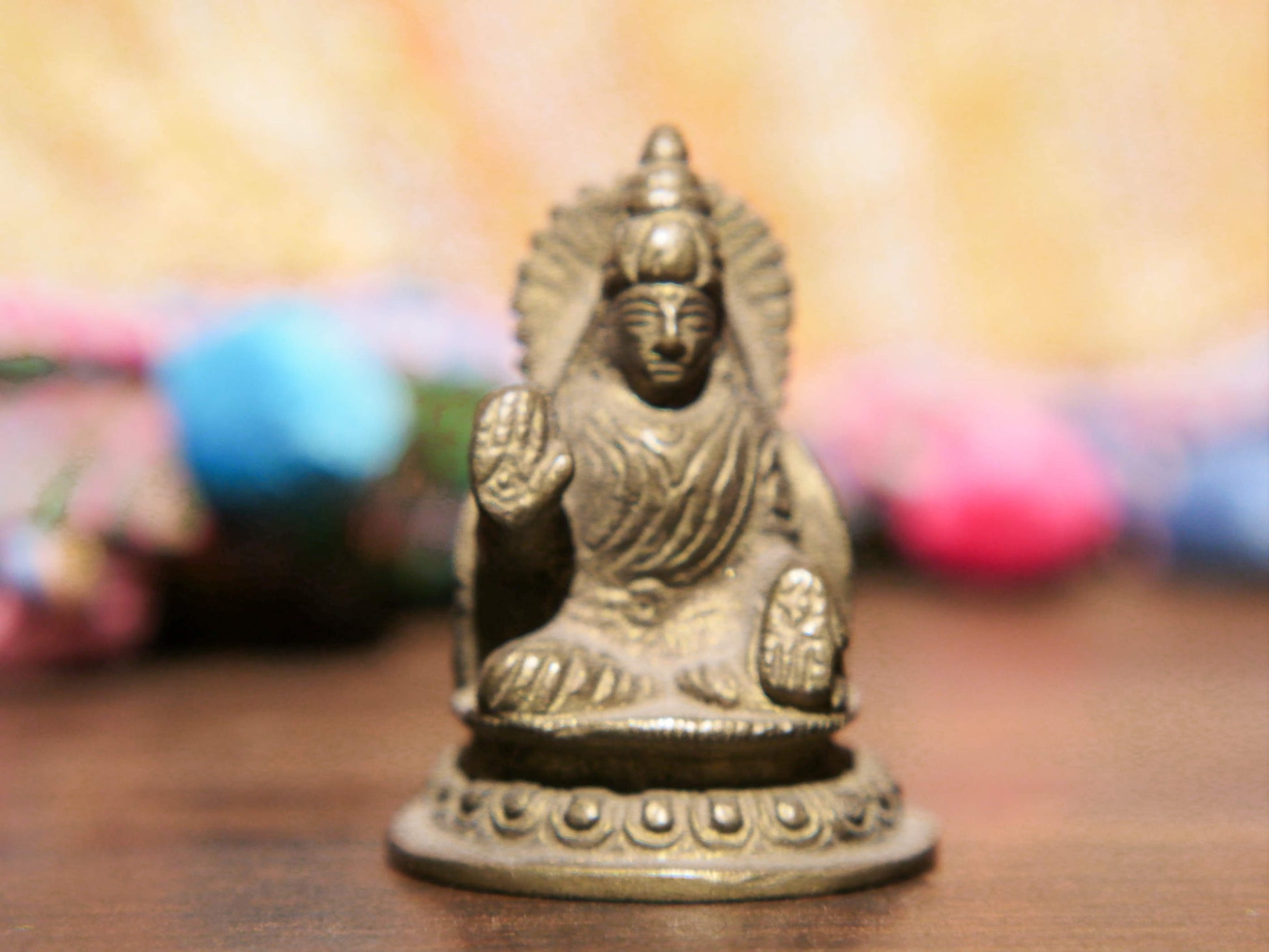 Statua in lega di metalli raffigurante Parvati, manifestazione benevola di Shakti. È consorte di Śiva e madre di Ganesh e Skanda. Realizzato in materiale di qualità e fatto a mano in India.  dimensioni 4x3.5 h6, peso 100gr