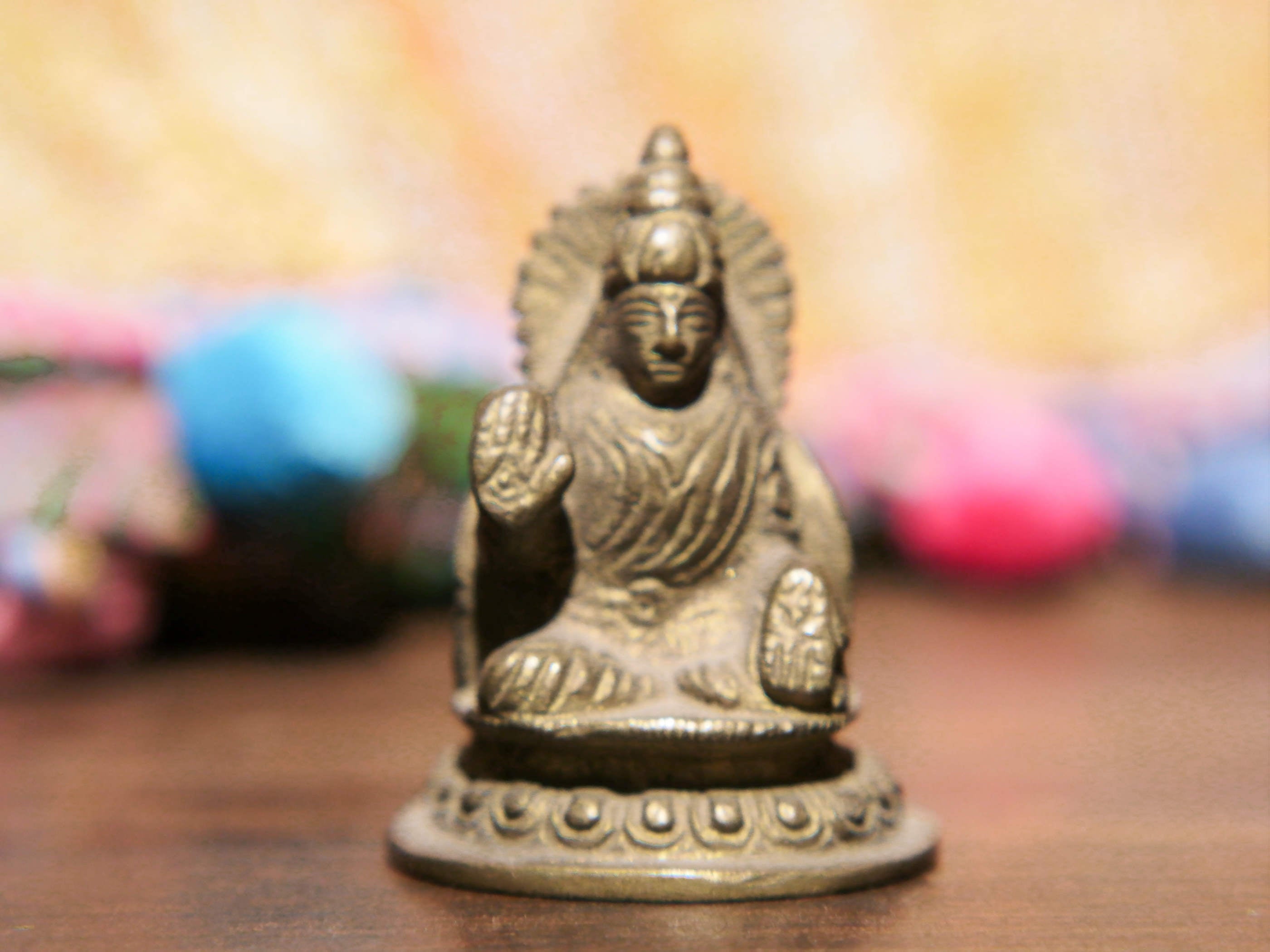 Statua in lega di metalli raffigurante Parvati, manifestazione benevola di Shakti. È consorte di Śiva e madre di Ganesh e Skanda. Realizzato in materiale di qualità e fatto a mano in India.  dimensioni 4x3.5 h6, peso 100gr