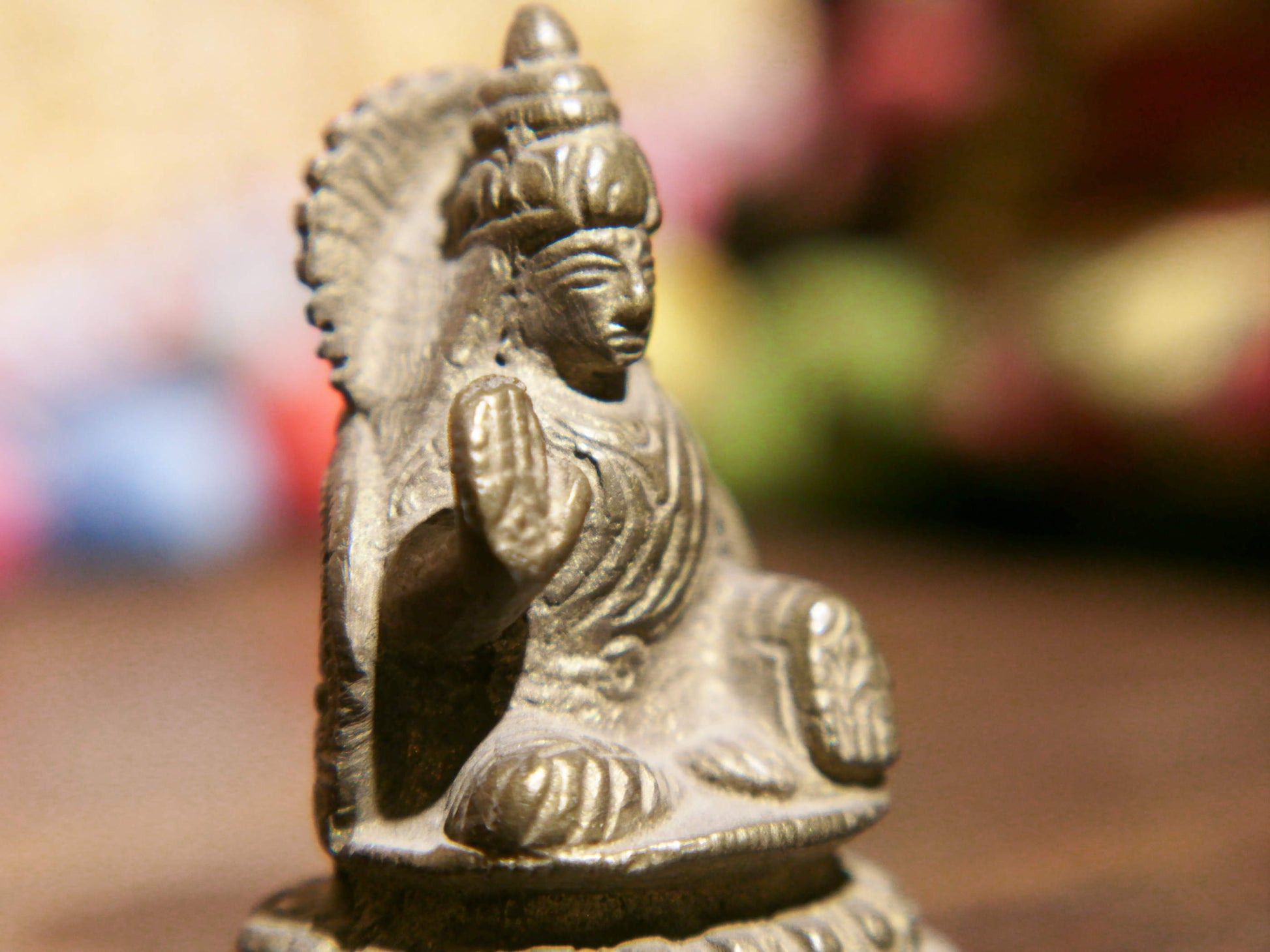 Statua in lega di metalli raffigurante Parvati, manifestazione benevola di Shakti. È consorte di Śiva e madre di Ganesh e Skanda. Realizzato in materiale di qualità e fatto a mano in India.  dimensioni 4x3.5 h6, peso 100gr