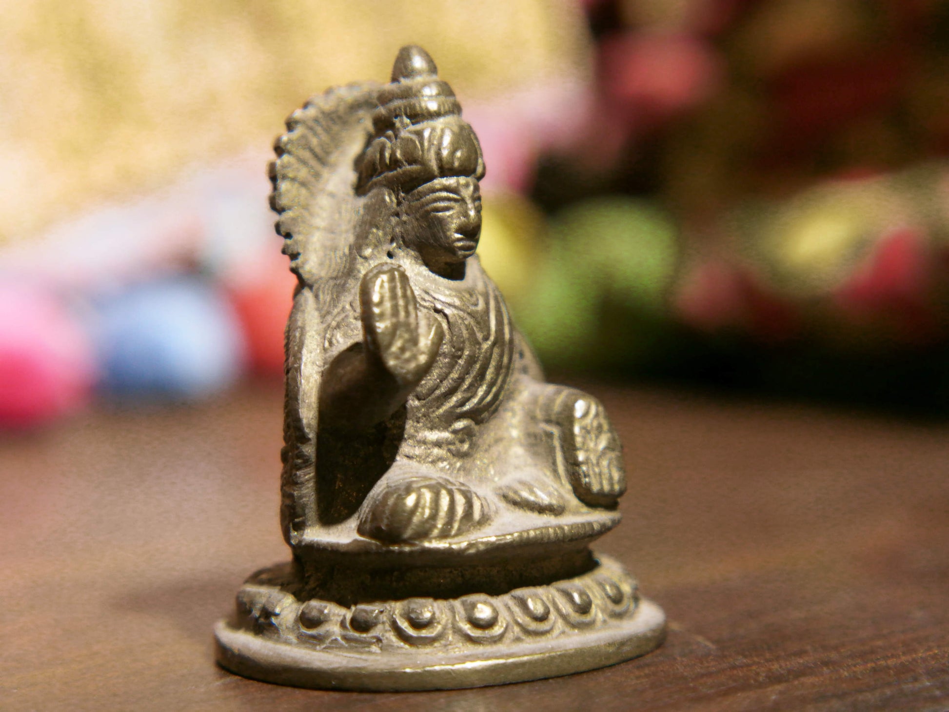 Statua in lega di metalli raffigurante Parvati, manifestazione benevola di Shakti. È consorte di Śiva e madre di Ganesh e Skanda. Realizzato in materiale di qualità e fatto a mano in India.  dimensioni 4x3.5 h6, peso 100gr