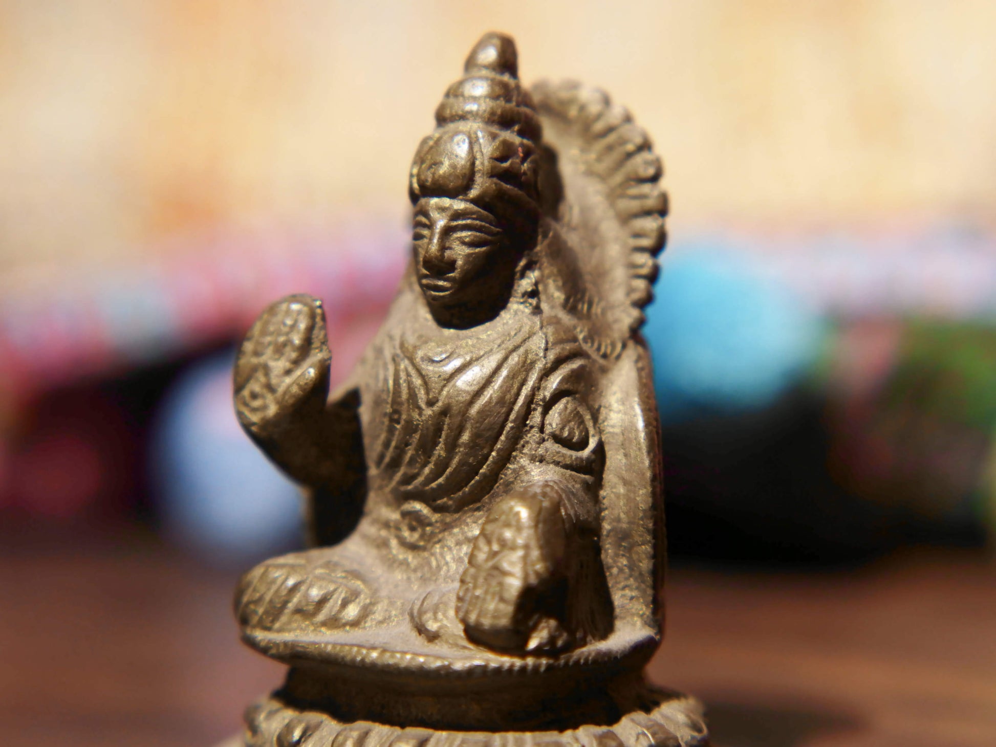 Statua in lega di metalli raffigurante Parvati, manifestazione benevola di Shakti. È consorte di Śiva e madre di Ganesh e Skanda. Realizzato in materiale di qualità e fatto a mano in India.  dimensioni 4x3.5 h6, peso 100gr