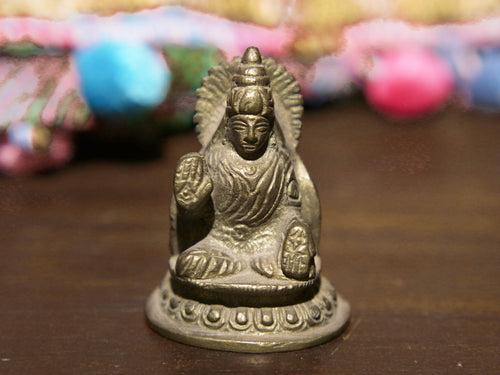 Statua in lega di metalli raffigurante Parvati, manifestazione benevola di Shakti. È consorte di Śiva e madre di Ganesh e Skanda. Realizzato in materiale di qualità e fatto a mano in India.  dimensioni 4x3.5 h6, peso 100gr