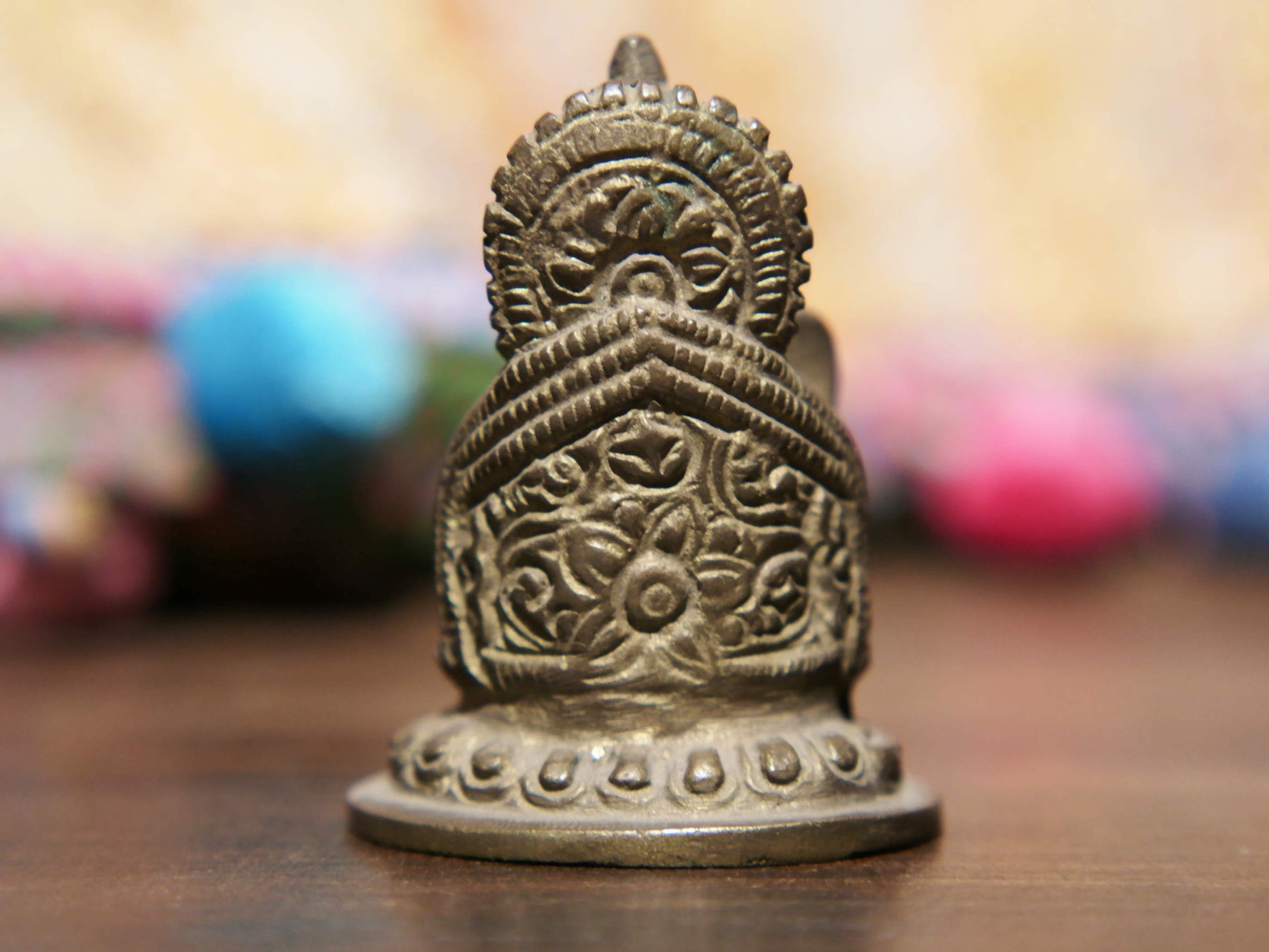 Statua in lega di metalli raffigurante Parvati, manifestazione benevola di Shakti. È consorte di Śiva e madre di Ganesh e Skanda. Realizzato in materiale di qualità e fatto a mano in India.  dimensioni 4x3.5 h6, peso 100gr