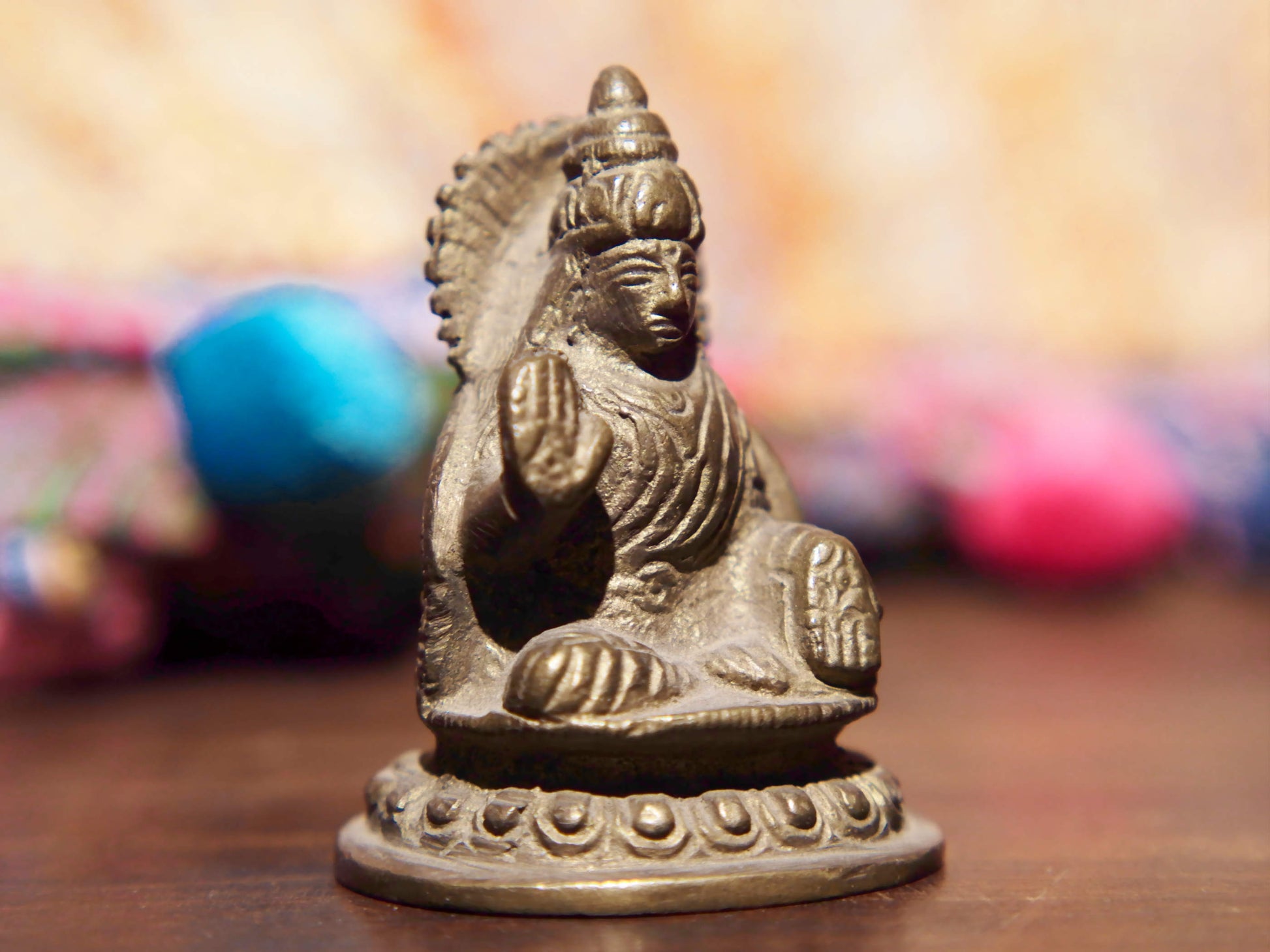 Statua in lega di metalli raffigurante Parvati, manifestazione benevola di Shakti. È consorte di Śiva e madre di Ganesh e Skanda. Realizzato in materiale di qualità e fatto a mano in India.  dimensioni 4x3.5 h6, peso 100gr