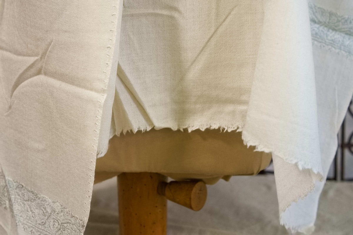 Dettaglio della finitura dei bordi e della leggerezza del tessuto.