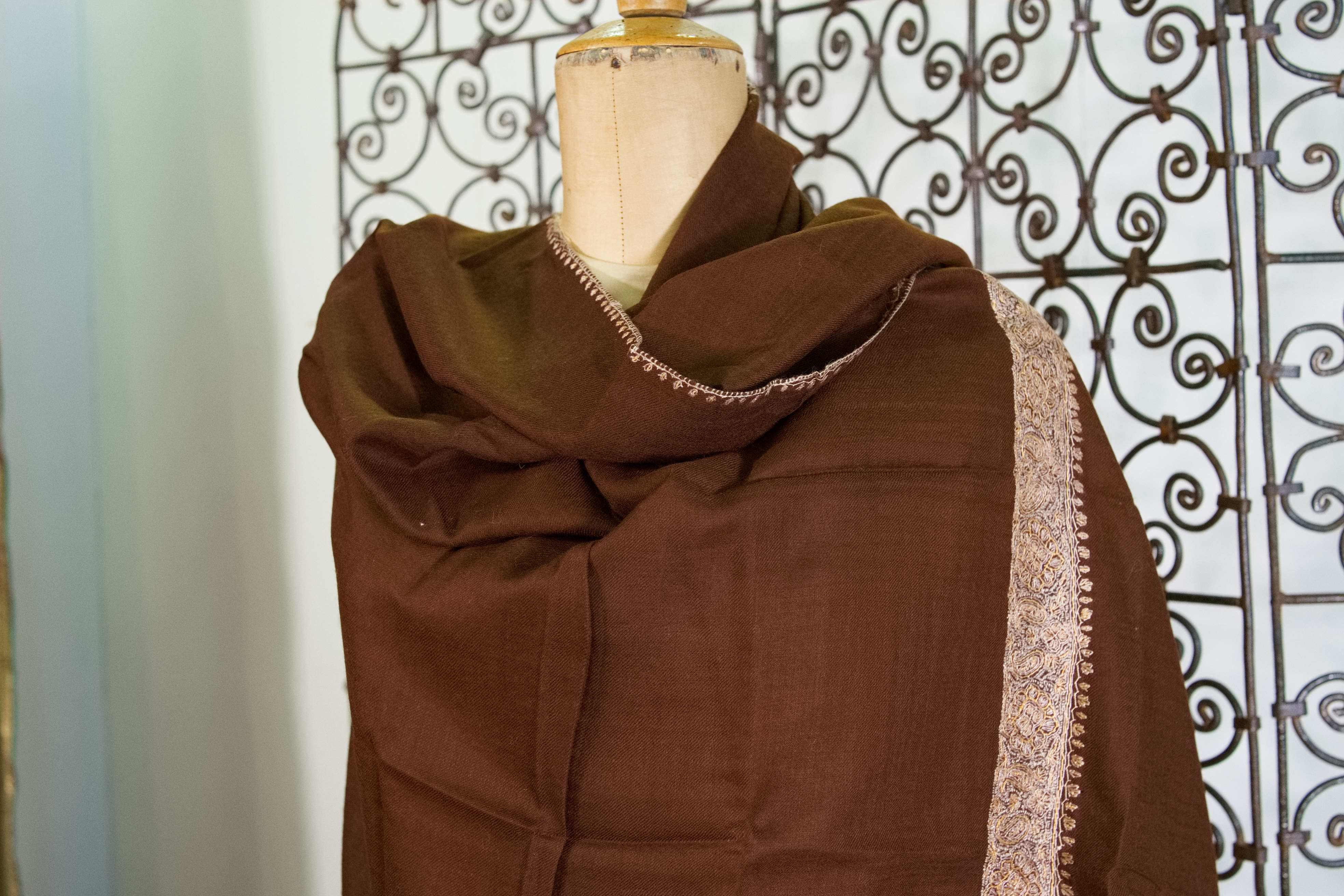 Inquadratura generale dello scialle marrone in pashmina con ricami floreali chiari Neemdaur.