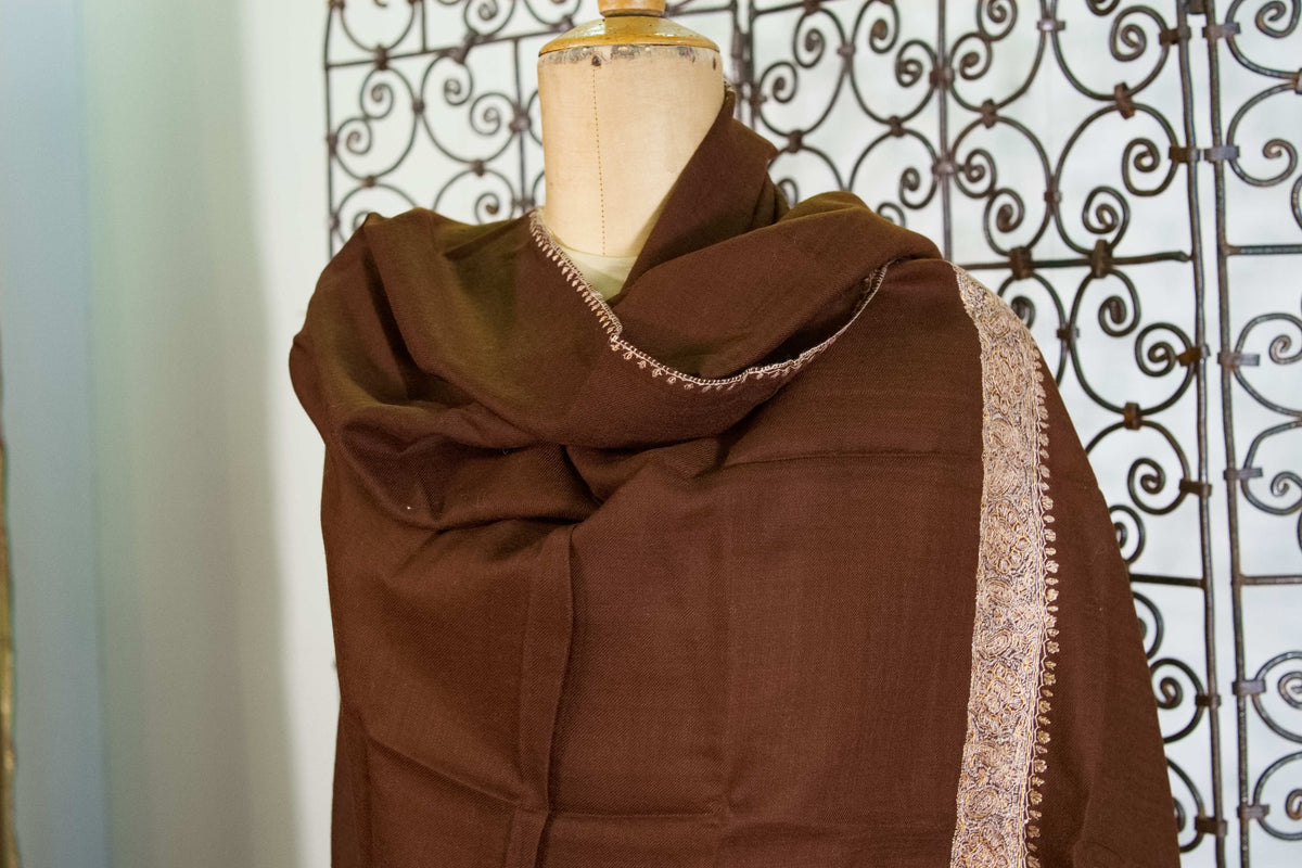 Inquadratura generale dello scialle marrone in pashmina con ricami floreali chiari Neemdaur.