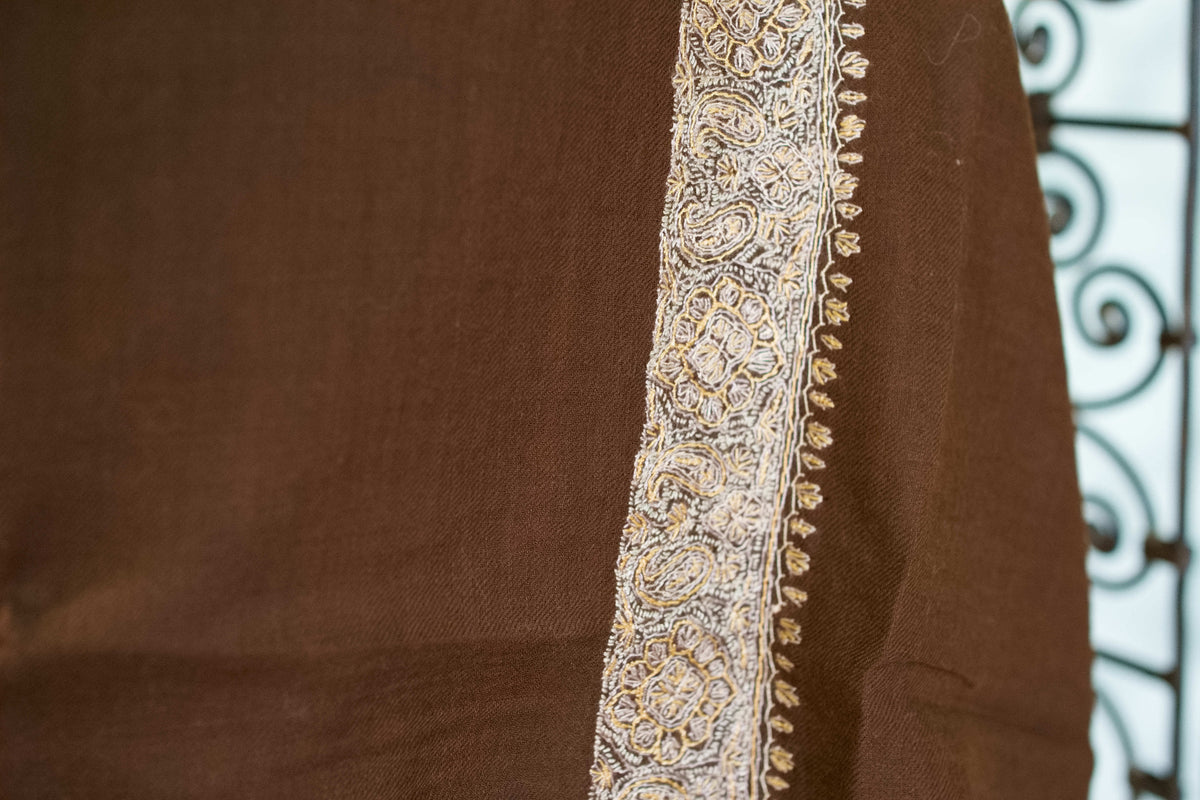 Dettaglio della finitura sartoriale e della leggerezza del tessuto