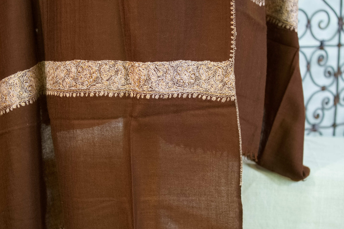 Dettaglio della finitura sartoriale e della leggerezza del tessuto
