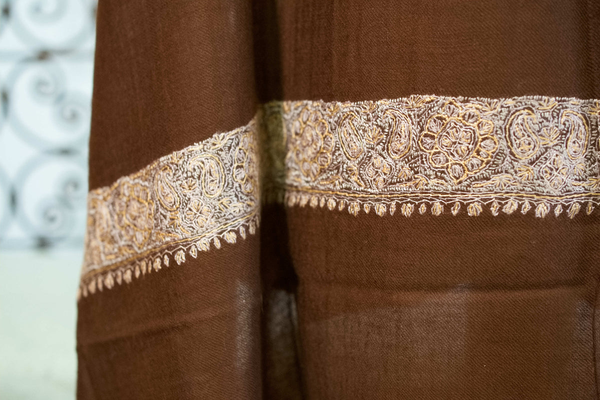 Dettaglio della finitura sartoriale e della leggerezza del tessuto