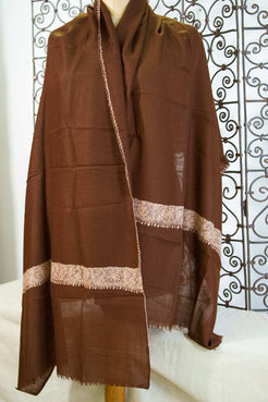 Inquadratura generale dello scialle marrone in pashmina con ricami floreali chiari Neemdaur.
