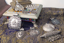 Vista d'insieme della collezione di pendagli artigianali indiani in argento 925.