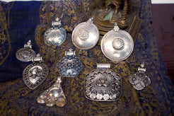 Vista d'insieme della collezione di pendagli artigianali indiani in argento 925.