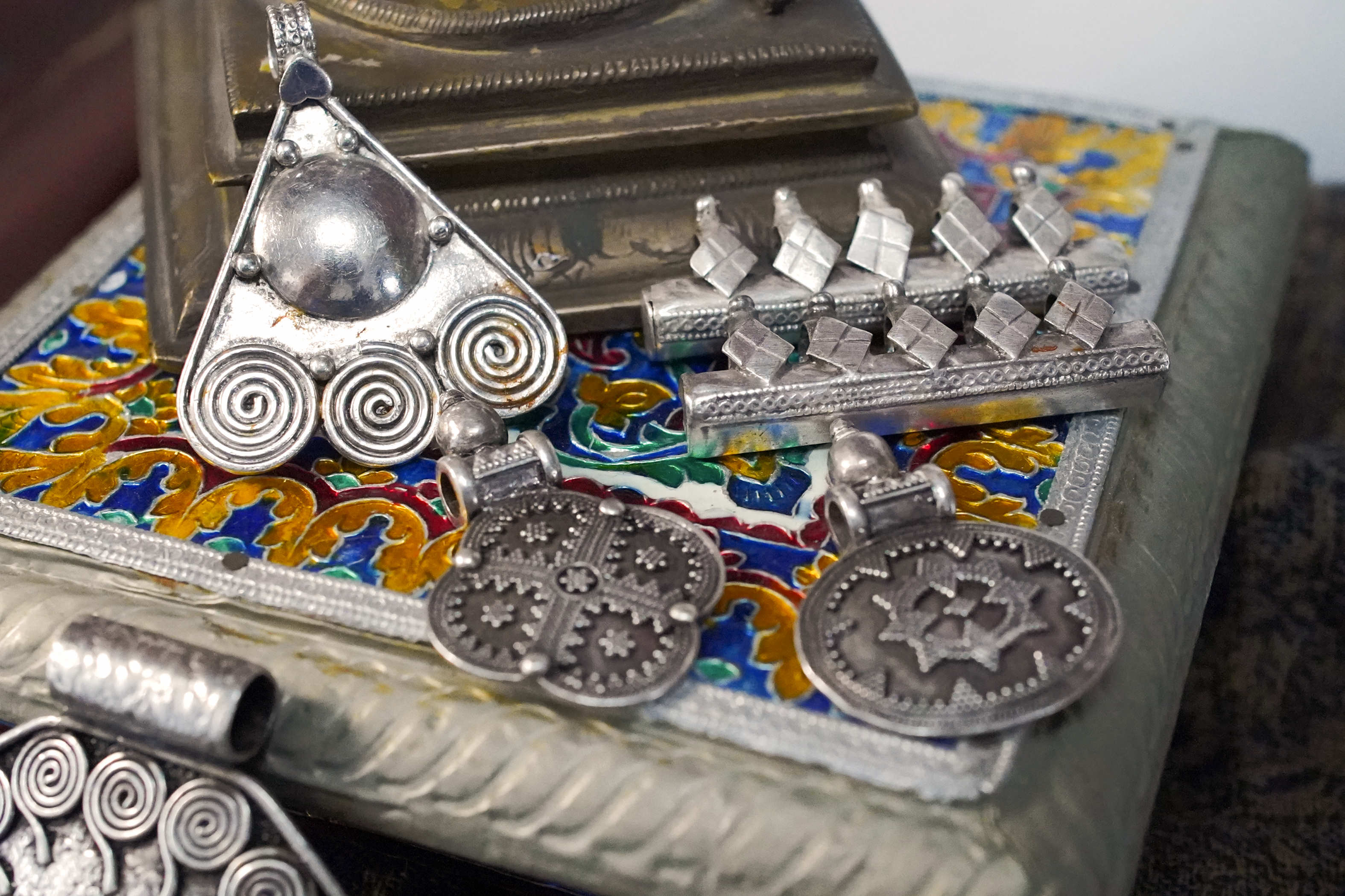 Vista d'insieme della collezione di pendagli artigianali indiani in argento 925.