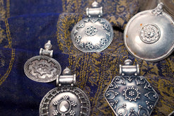 Vista d'insieme della collezione di pendagli artigianali indiani in argento 925.