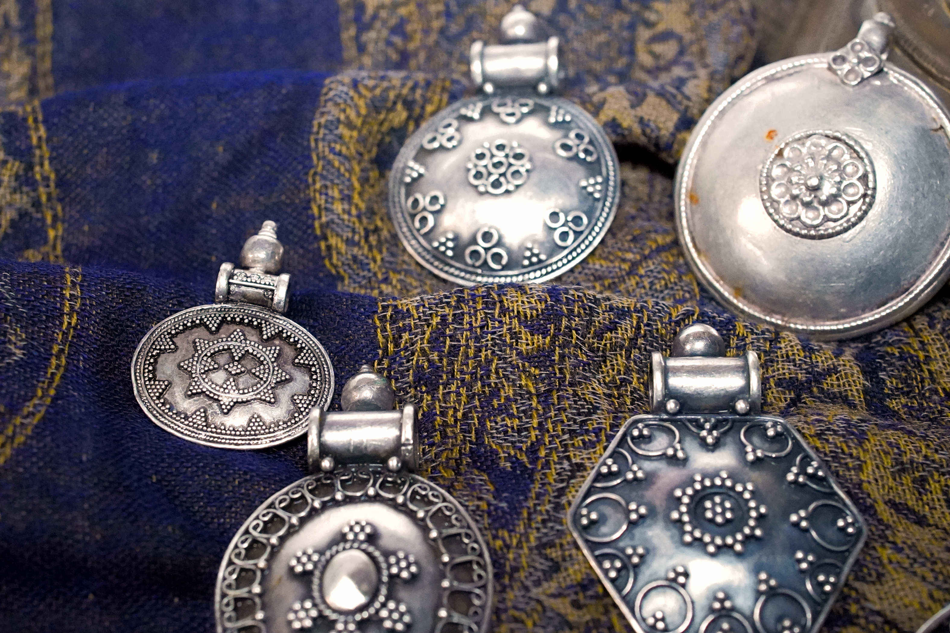 Vista d'insieme della collezione di pendagli artigianali indiani in argento 925.