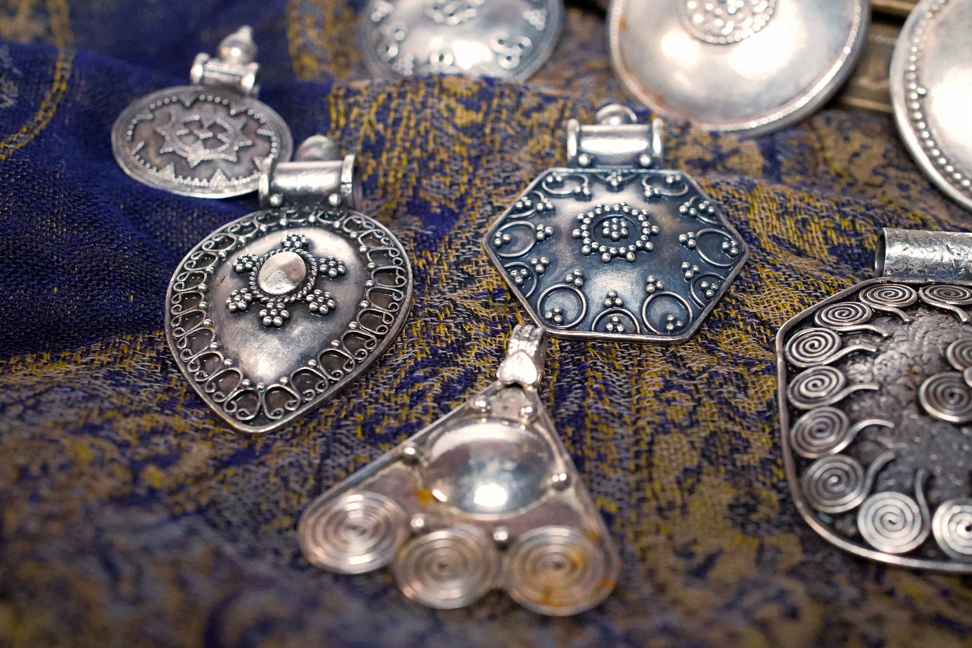 Vista d'insieme della collezione di pendagli artigianali indiani in argento 925.