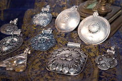 Vista d'insieme della collezione di pendagli artigianali indiani in argento 925.