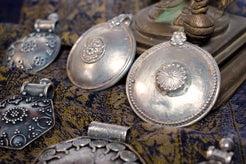 Vista d'insieme della collezione di pendagli artigianali indiani in argento 925.