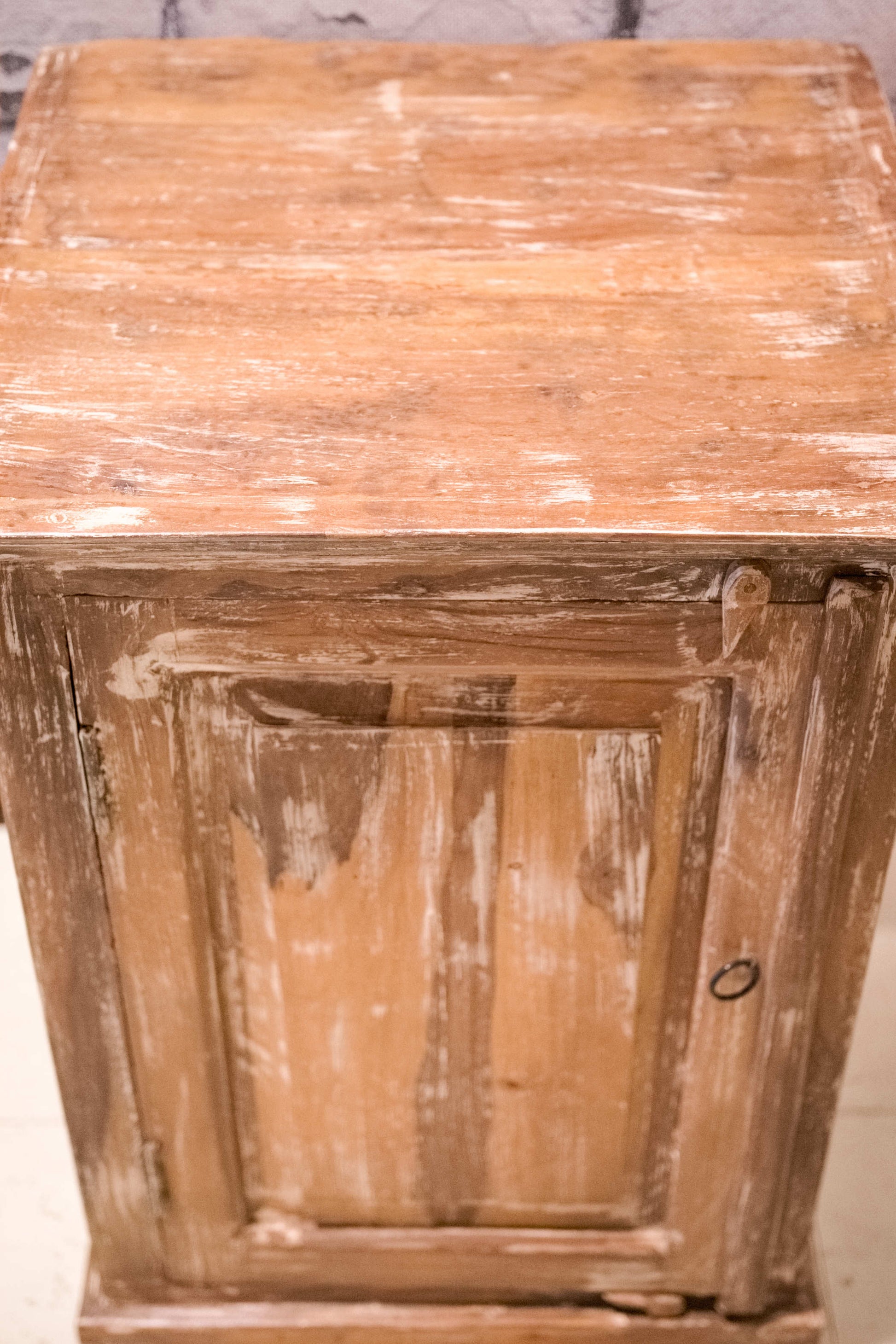 Visto dall'alto, particolare dell'effetto estetico complessivo di questo comodino indiano in teak dipinto, ideale per spazi ricercati.