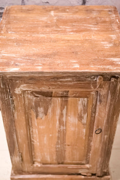 Visto dall'alto, particolare dell'effetto estetico complessivo di questo comodino indiano in teak dipinto, ideale per spazi ricercati.