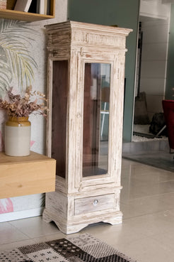 Particolare dell'effetto cromatico complessivo di questa vetrina indiana shabby chic, perfetta per ogni stanza della casa.