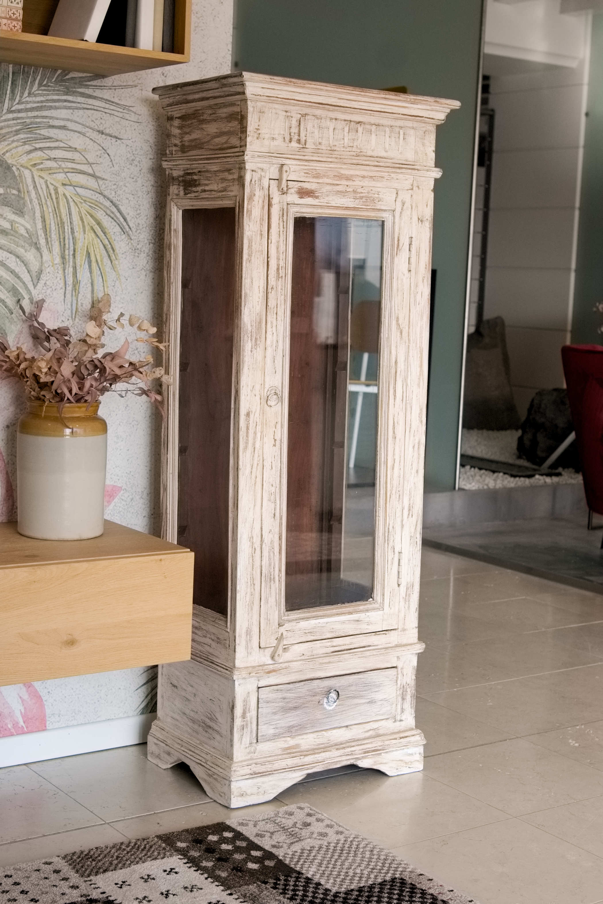 Particolare dell'effetto cromatico complessivo di questa vetrina indiana shabby chic, perfetta per ogni stanza della casa.