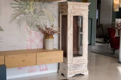 Particolare dell'effetto cromatico complessivo di questa vetrina indiana shabby chic, perfetta per ogni stanza della casa.