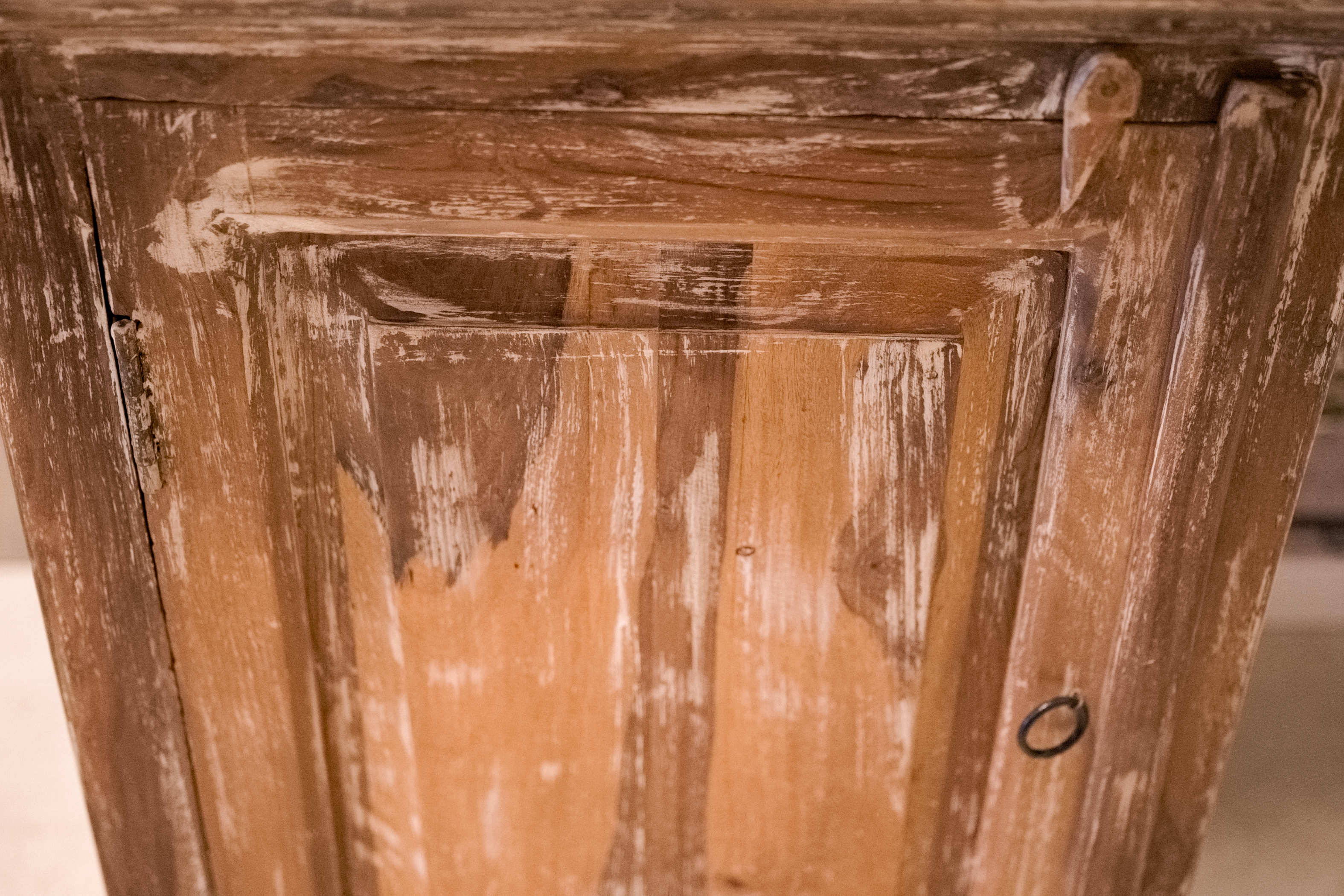 Primo piano della texture vissuta e dei segni del tempo impressi sul teak antico di recupero.