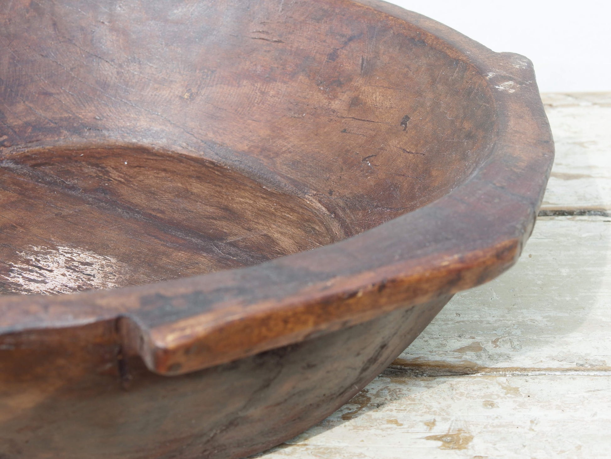 piatto in legno ricavato da un unico tronco di legno. usato in principio come piatto, setaccio per esiccare i cereali. tronco unico di teak massello databile inizio / metà 900.  dimensioni 49X47 h 13cm.