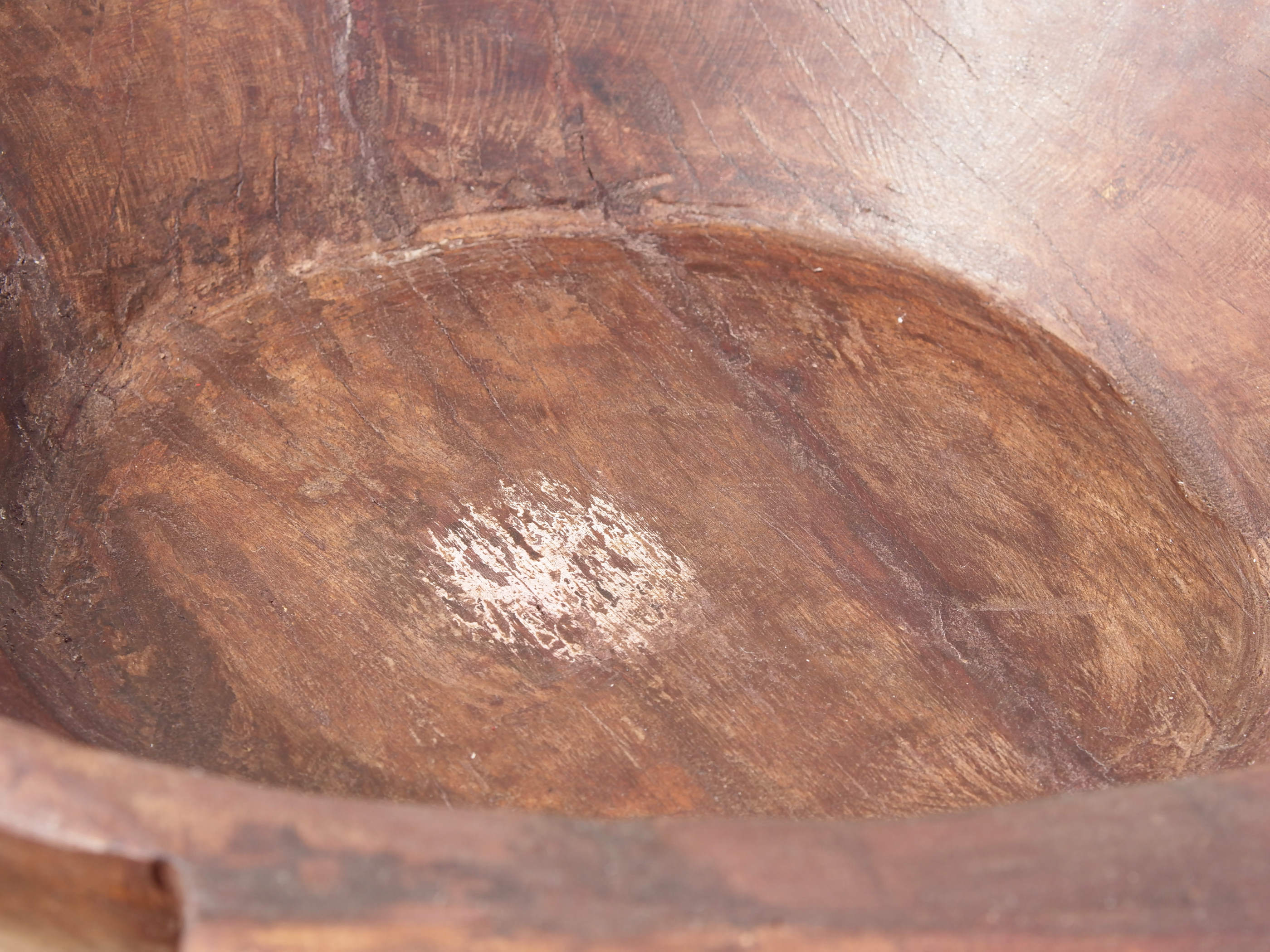 piatto in legno ricavato da un unico tronco di legno. usato in principio come piatto, setaccio per esiccare i cereali. tronco unico di teak massello databile inizio / metà 900.  dimensioni 49X47 h 13cm.