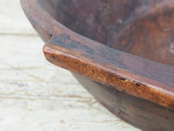 piatto in legno ricavato da un unico tronco di legno. usato in principio come piatto, setaccio per esiccare i cereali. tronco unico di teak massello databile inizio / metà 900.  dimensioni 49X47 h 13cm.