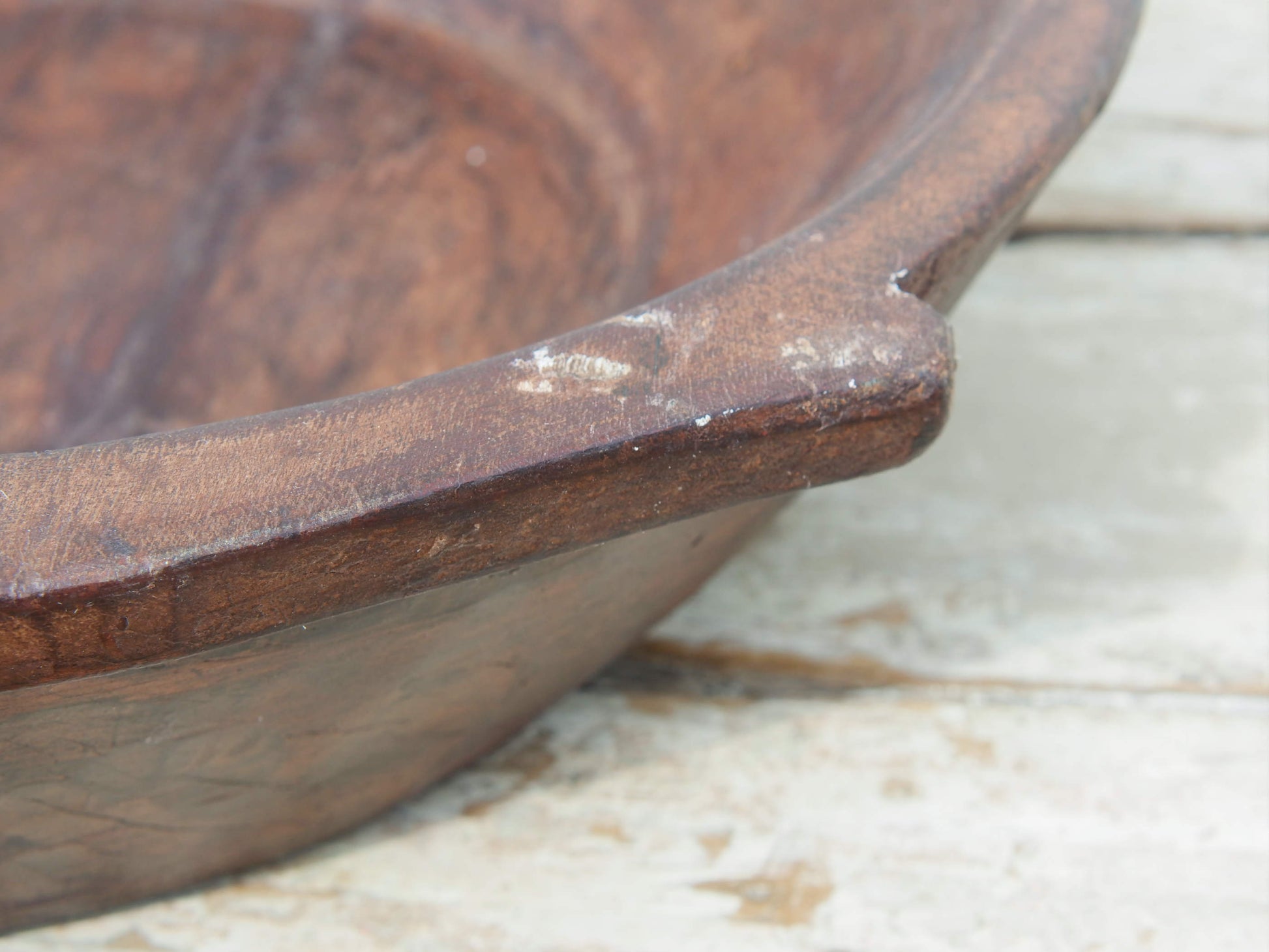 piatto in legno ricavato da un unico tronco di legno. usato in principio come piatto, setaccio per esiccare i cereali. tronco unico di teak massello databile inizio / metà 900.  dimensioni 49X47 h 13cm.