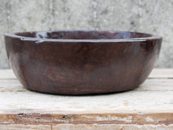 piatto in legno ricavato da un unico tronco di legno. usato in principio come piatto, setaccio per esiccare i cereali. tronco unico di teak massello databile inizio / metà 900.  dimensioni diametro 36 h 12cm.