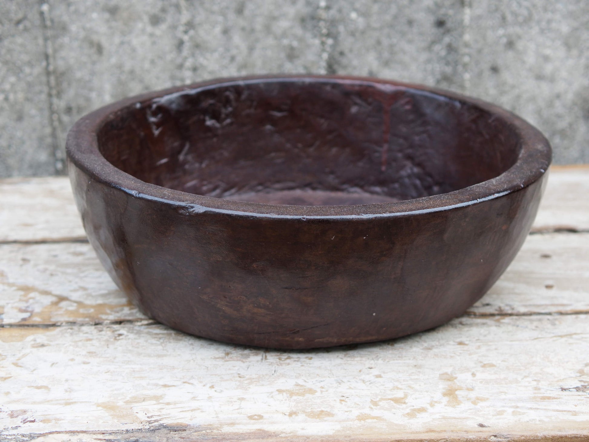 piatto in legno ricavato da un unico tronco di legno. usato in principio come piatto, setaccio per esiccare i cereali. tronco unico di teak massello databile inizio / metà 900.  dimensioni diametro 36 h 12cm.