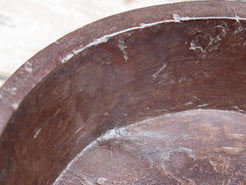 piatto in legno ricavato da un unico tronco di legno. usato in principio come piatto, setaccio per esiccare i cereali. tronco unico di teak massello databile inizio / metà 900.  dimensioni diametro 36 h 12cm.