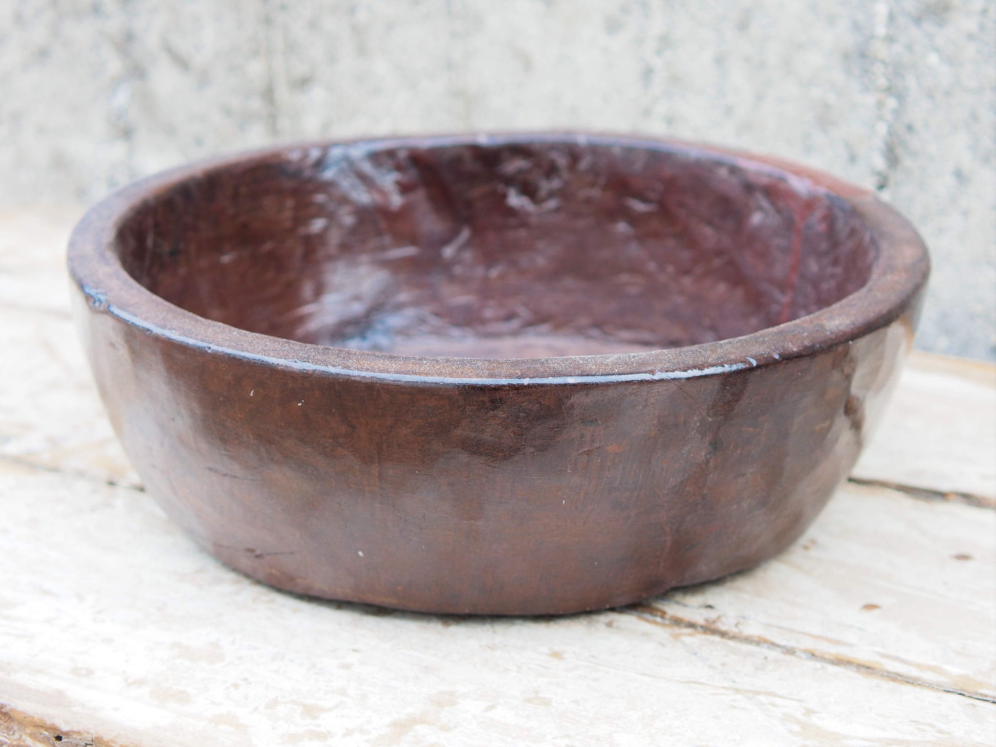piatto in legno ricavato da un unico tronco di legno. usato in principio come piatto, setaccio per esiccare i cereali. tronco unico di teak massello databile inizio / metà 900.  dimensioni diametro 36 h 12cm.