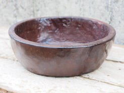 piatto in legno ricavato da un unico tronco di legno. usato in principio come piatto, setaccio per esiccare i cereali. tronco unico di teak massello databile inizio / metà 900.  dimensioni diametro 36 h 12cm.