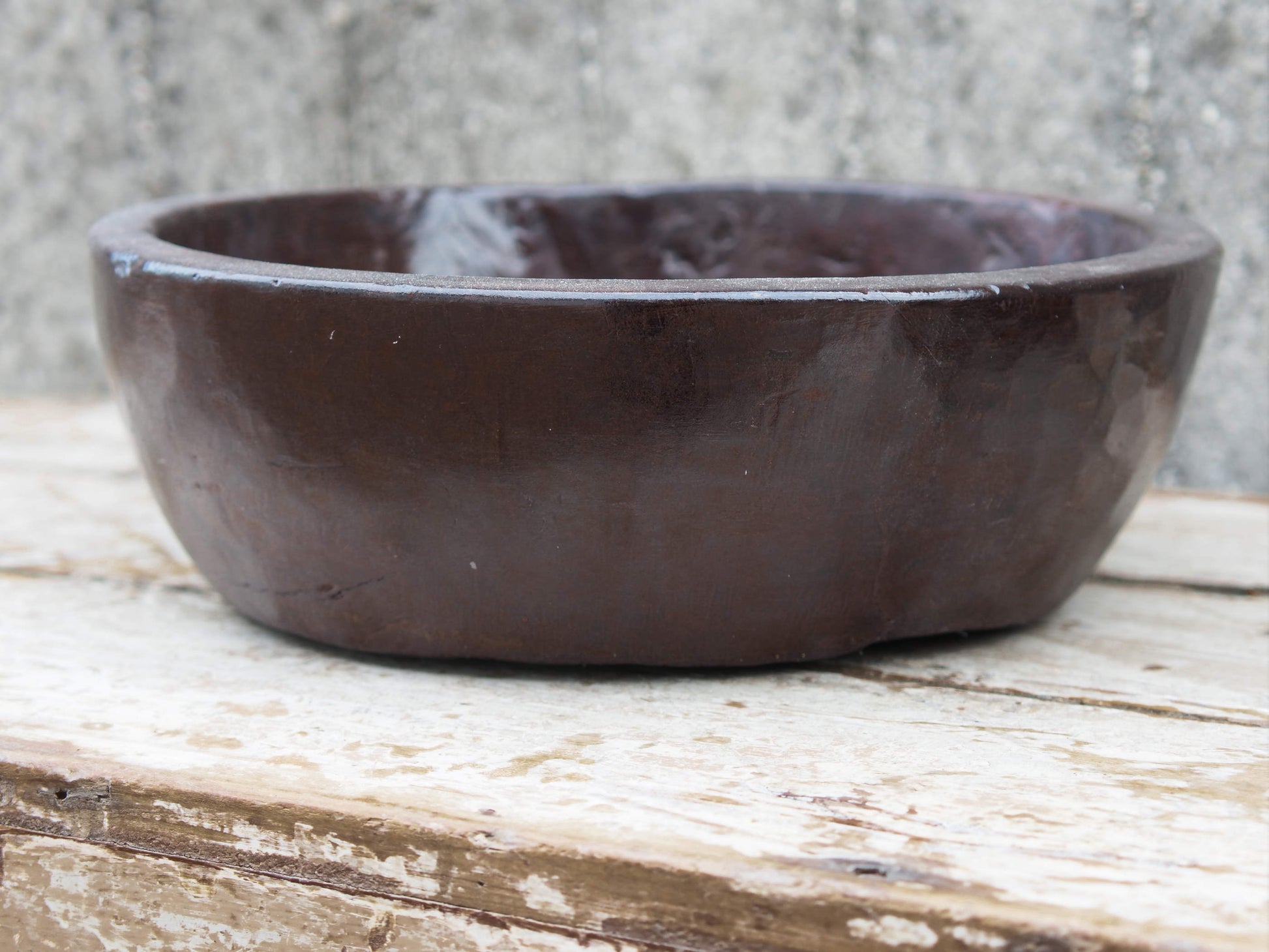 piatto in legno ricavato da un unico tronco di legno. usato in principio come piatto, setaccio per esiccare i cereali. tronco unico di teak massello databile inizio / metà 900.  dimensioni diametro 36 h 12cm.