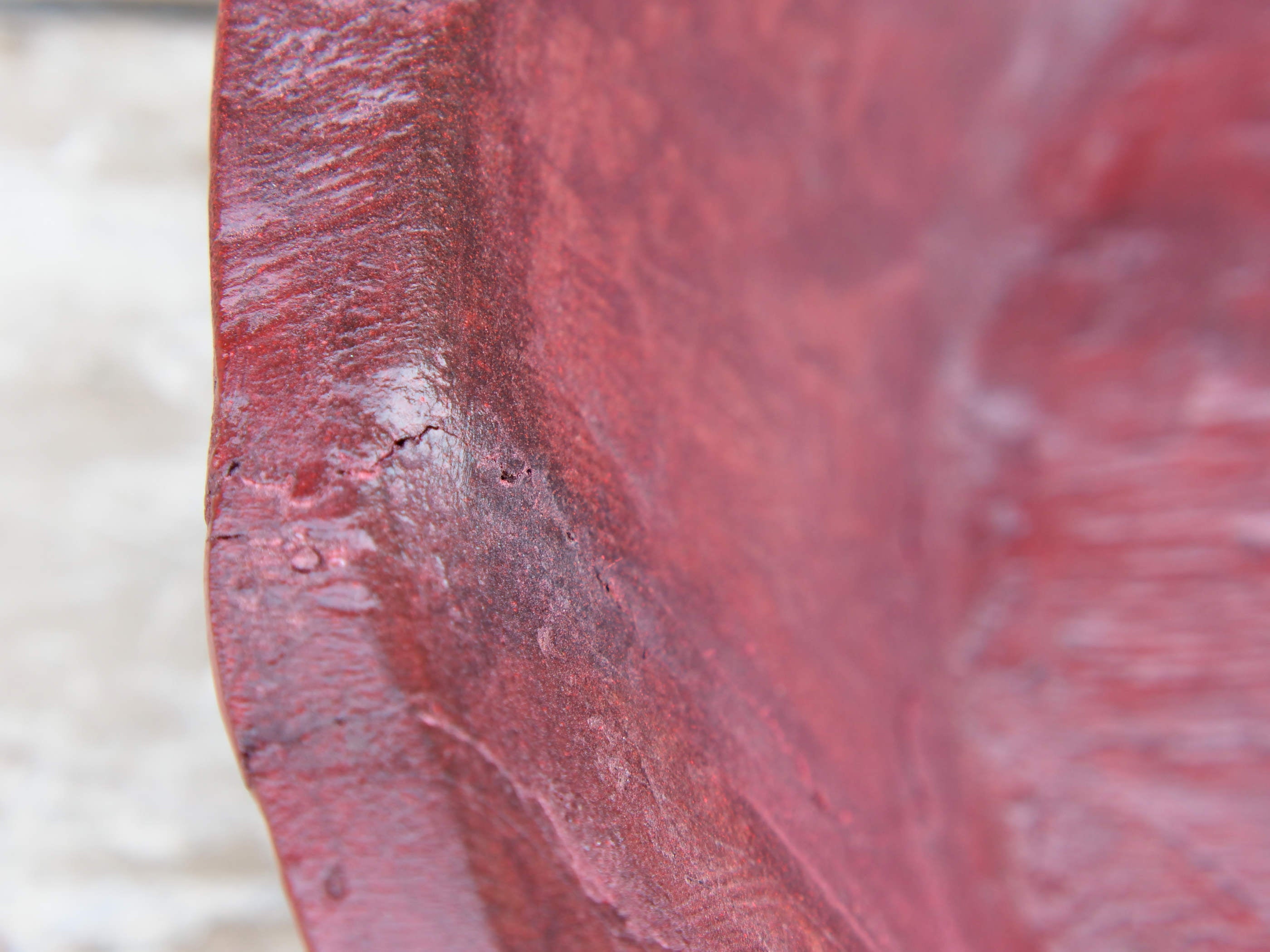 piatto in legno dipinto ricavato da un unico tronco di legno. usato in principio come piatto, setaccio per esiccare i cereali. tronco unico di teak massello databile inizio / metà 900.  dimensioni  diametro 48 h 14cm.