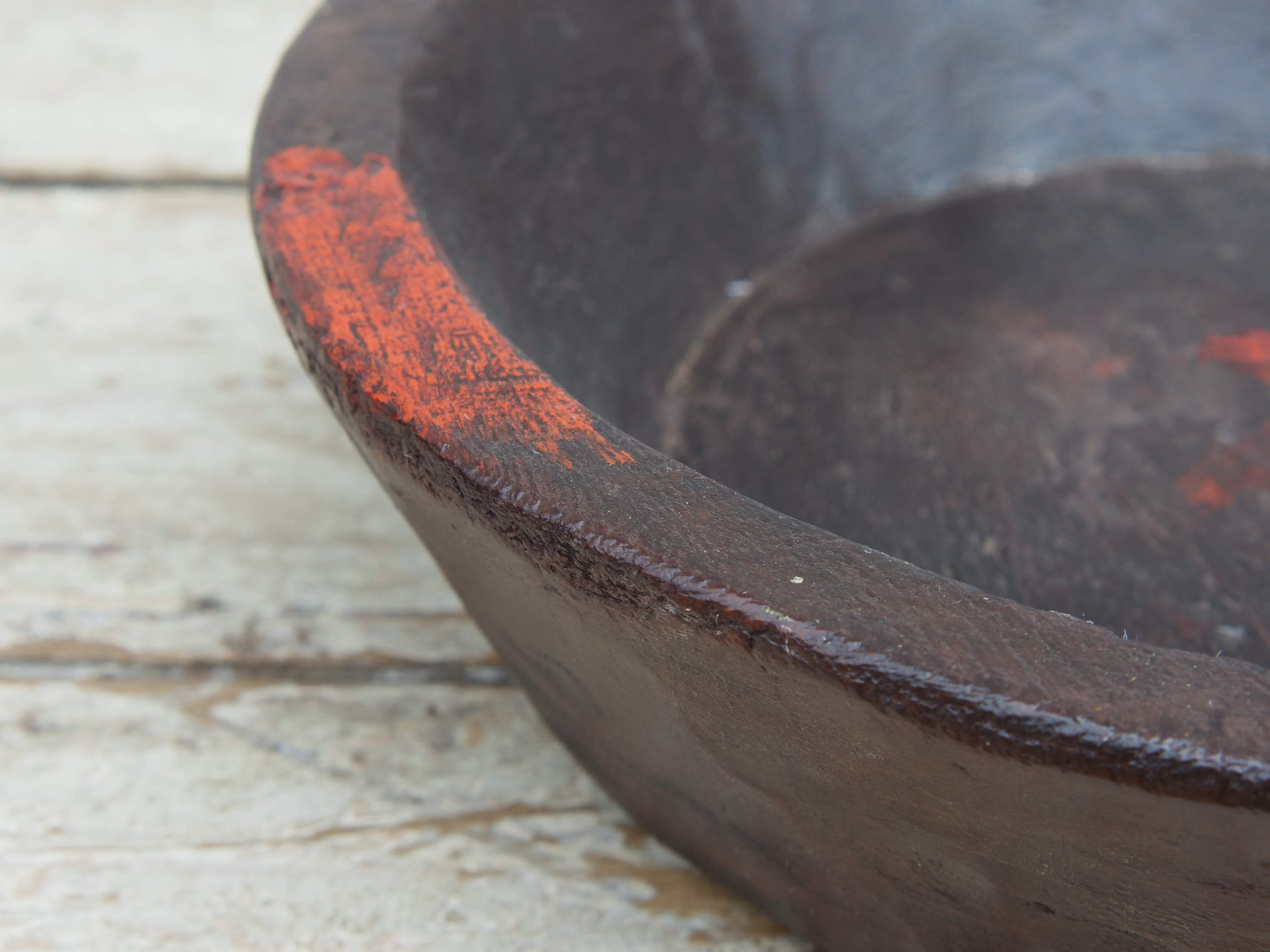 piatto in legno ricavato da un unico tronco di legno. usato in principio come piatto, setaccio per esiccare i cereali. tronco unico di teak massello databile inizio / metà 900.  dimensioni diametro 35 h9cm.