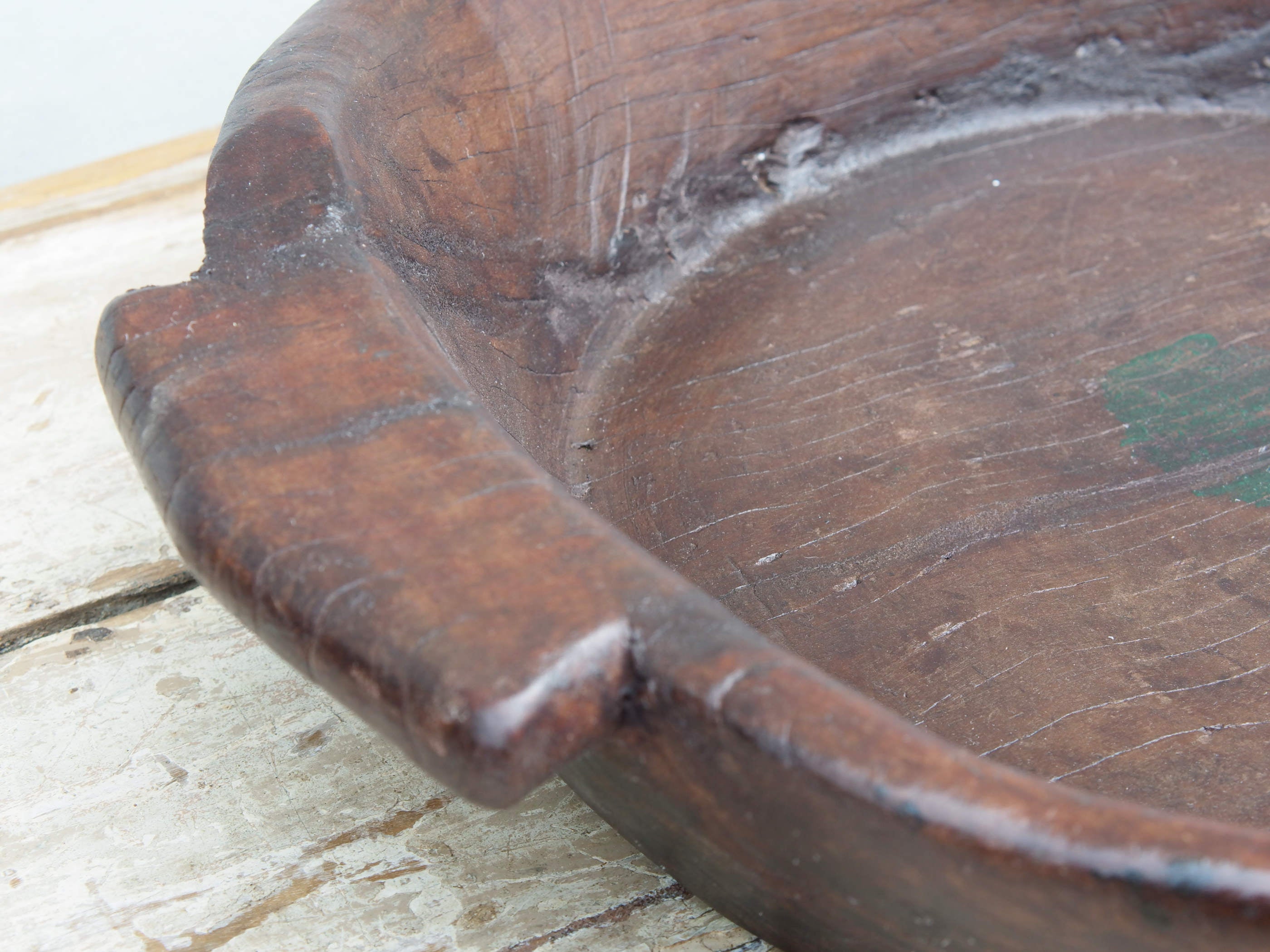 piatto in legno con manico ricavato da un unico tronco di legno con manici. usato in principio come piatto , setaccio per esiccare i cereali tronco unico di teak massello databile inizio / metà 900  dimensioni 47x42 h11cm.