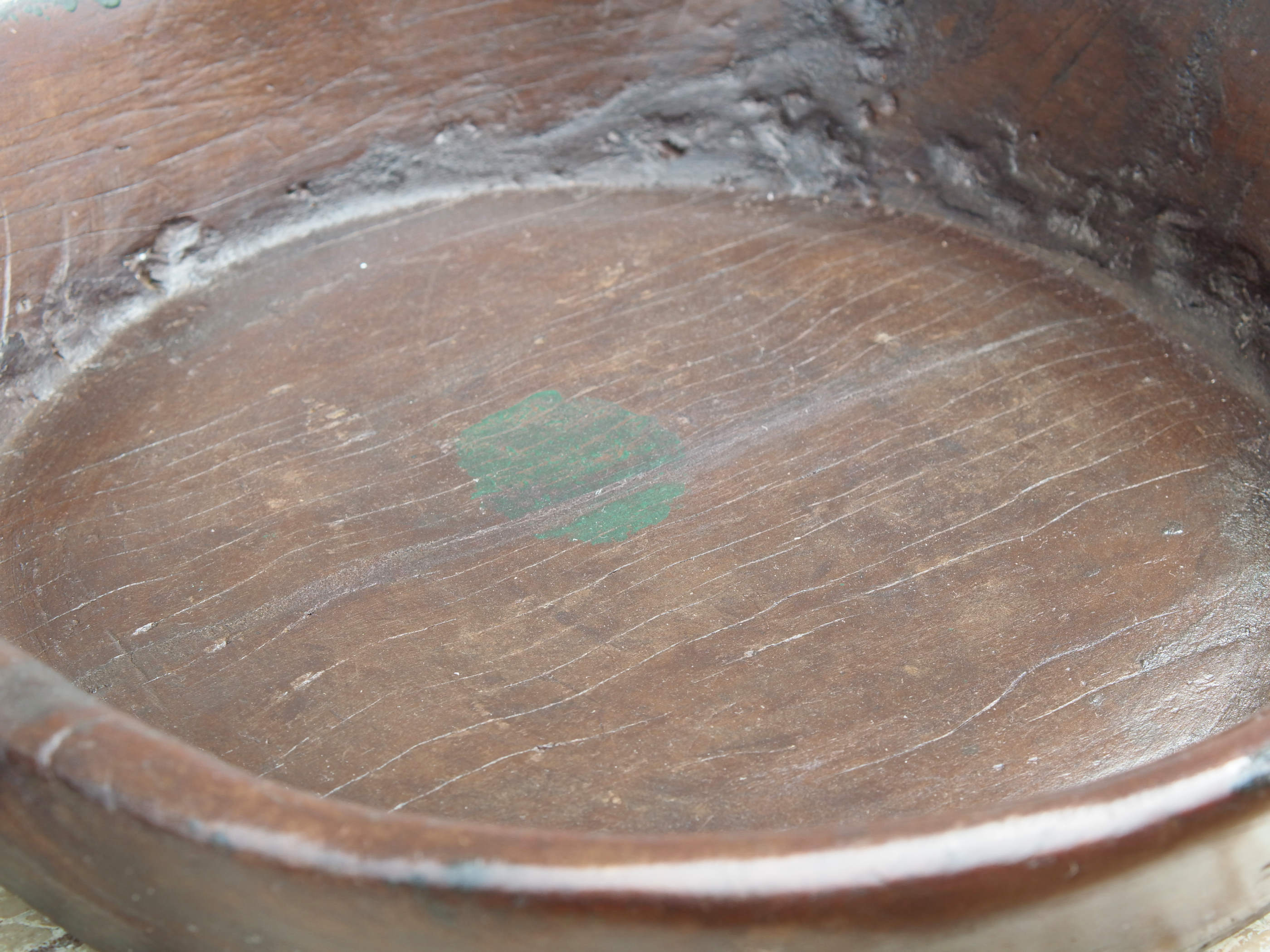 piatto in legno con manico ricavato da un unico tronco di legno con manici. usato in principio come piatto , setaccio per esiccare i cereali tronco unico di teak massello databile inizio / metà 900  dimensioni 47x42 h11cm.