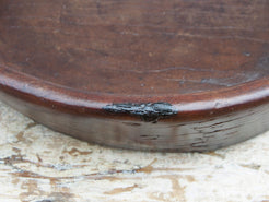 piatto in legno con manico ricavato da un unico tronco di legno con manici. usato in principio come piatto , setaccio per esiccare i cereali tronco unico di teak massello databile inizio / metà 900  dimensioni 47x42 h11cm.