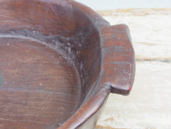 piatto in legno con manico ricavato da un unico tronco di legno con manici. usato in principio come piatto , setaccio per esiccare i cereali tronco unico di teak massello databile inizio / metà 900  dimensioni 47x42 h11cm.