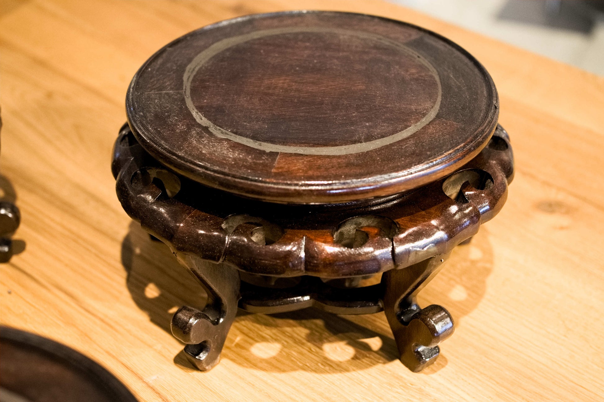 Vista d'insieme del portavaso cinese in legno massiccio di pino con finitura lucida.